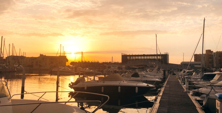 Coucher de soleil location de bateau au port de Carnon