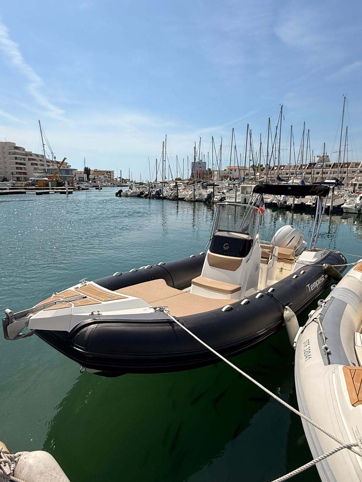Capelli Tempest 700 - 200 cv de Rent My Boat Carnon