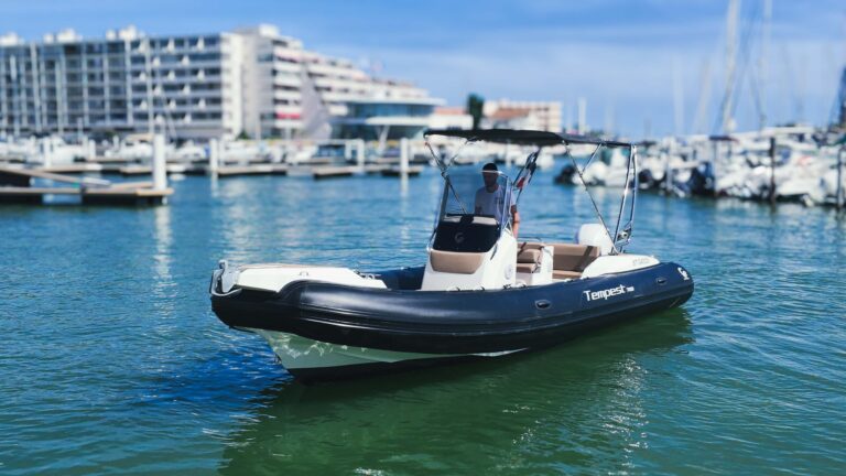 Location bateau Capelli 700 noir Rent My Boat à Carnon