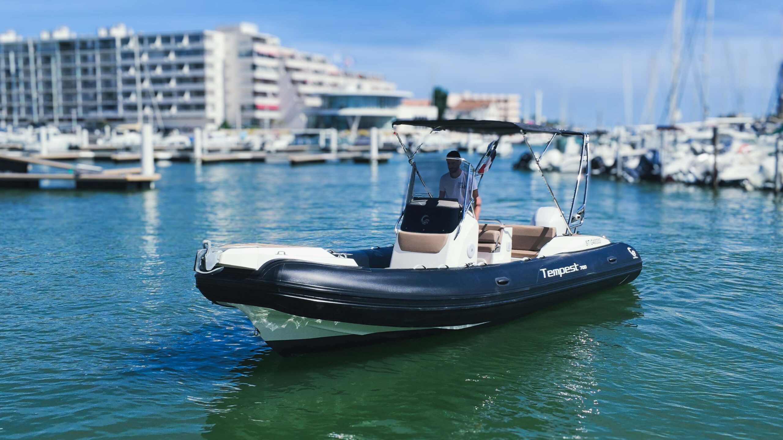 Location bateau Capelli 700 noir Rent My Boat à Carnon